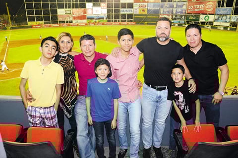 Luis Ángel Mendoza y Michelle. Luis, Karina, Juan Pablo, Diego, Titi, Roberto, Roque y Roque jr.