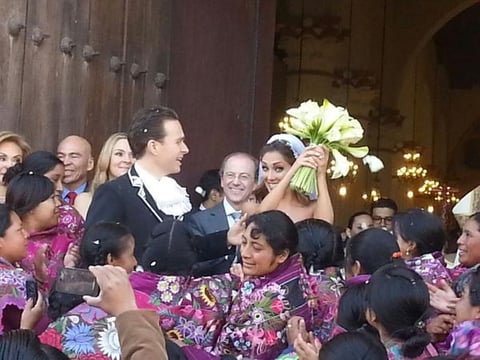 Anahí presumió su ramo de novia.