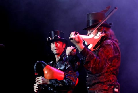 Con la euforia a tope y las manos arriba, el público disfrutó de un “show” que incluyó lo mismo actos de malabares y sanqueros, que mujeres acróbatas.