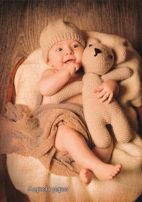 El pequeño Eugenio de Larrañaga Casale en su primera fotografía de estudio a los tres meses de edad.- Studio Maqueda Peques