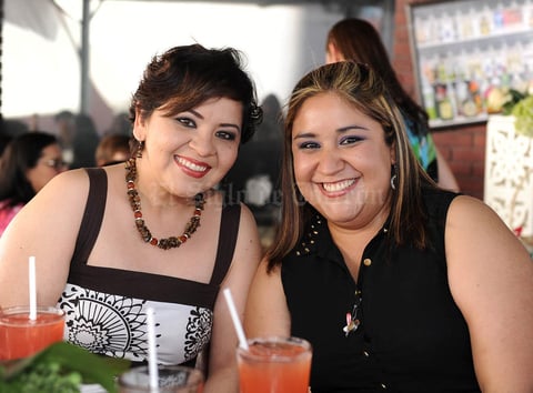 Paola Santos y Teresa Ramírez.
