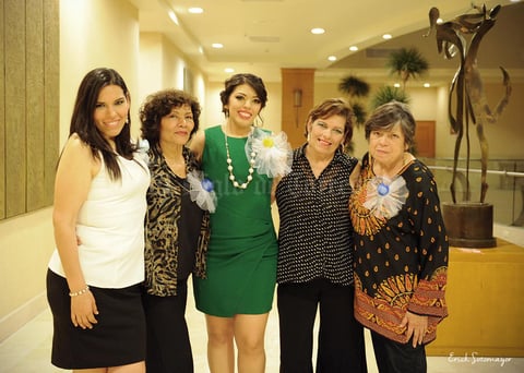Amigas y familiares de Gabriela le desearon lo mejor para su próxima etapa.