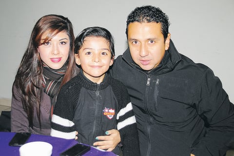 EN UNA PIñATA.  Fabiola, Diego y Toño.