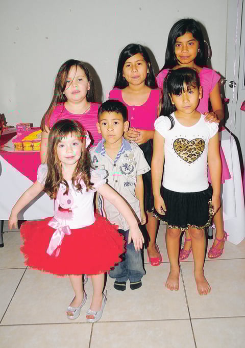FESTEJAN SUS CUMPLEAñOS.  Zayra Jocelyn y Emmely Dailen acompañadas de sus amiguitos.