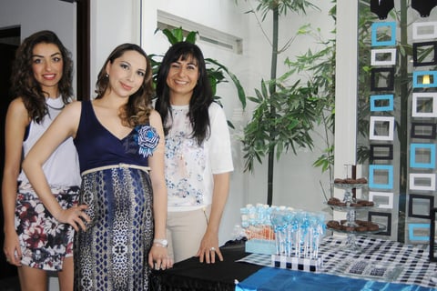TIERNA ESPERA.  Andrea con su mamá, Sandra Raquel Ramírez Santibáñez, y su hermana Luisa Fernanda, en su baby shower.