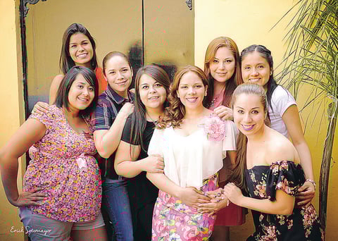Sarahí Ortega, Gabriela Lozano, Wendy Alvarado, Jenifer Monsiváis y Vanessa Bernal; acudieron a esta bonita celebración a felicitar y brindarle sus mejores deseos a la futura contrayente.