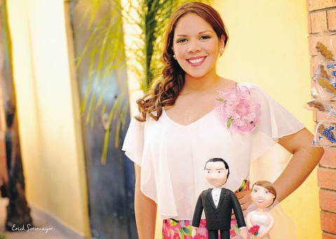 Lic. Laura Elizabeth Díaz Villalobos se encuentra a unos días de llegar al altar, motivo por el cual familiares y amigas le organizaron una despedida de soltera. El evento se efectuó el día 19 de abril de 2015 en punto de las 15:00 horas en el salón 'Calfornia'.- Érick Sotomayor Fotografía