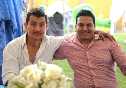 EN RECIENTE FESTEJO.  Óscar y Christian.