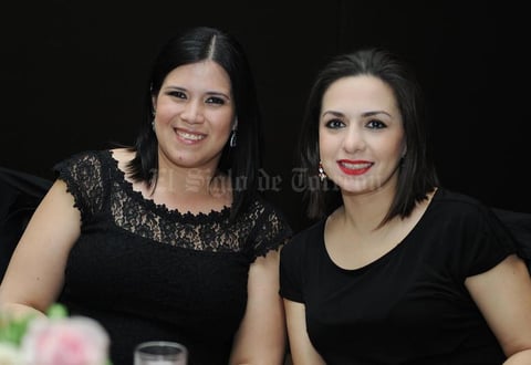 POSAN PARA LA FOTO.  Marcela y Laura.