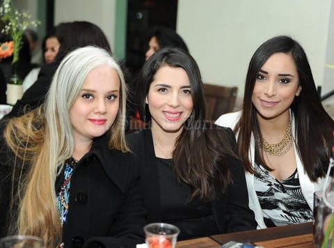 ENTRE AMIGAS.  Janeth Villegas, Marisa Ríos y Ale Hoyos.