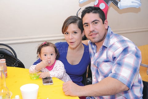 EN FAMILIA.  Valentina, Jessica y Óscar.