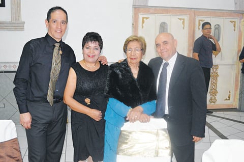 FESTEJA SU CUMPLE.  Paco con Carmen, Sra. Favela y Ernesto Medina.