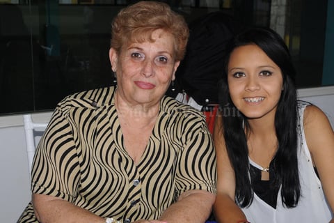 POSAN PARA LA FOTO.  Vivi y Bety.