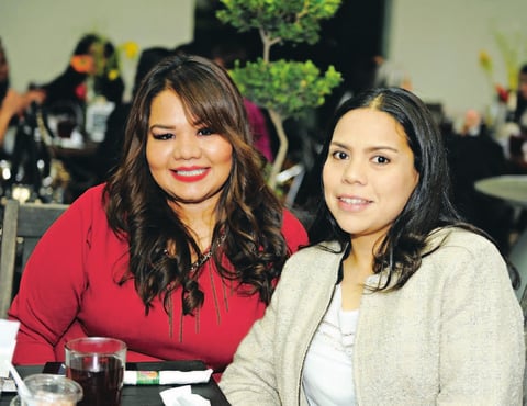 DISFRUTAN FESTEJO.  Perla y Diana.