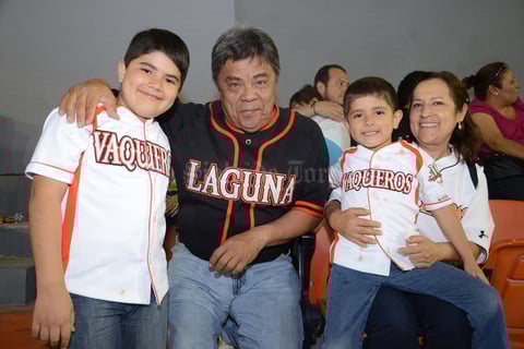 APOYAN A VAQUEROS.  Bruno, José, Andrés y Magdalena.