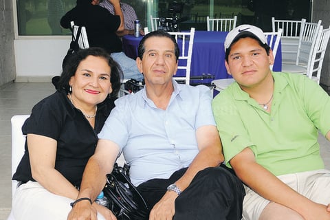 EN FAMILIA.  Lorena Barrios, Willy Treviño y Willy Treviño Jr.