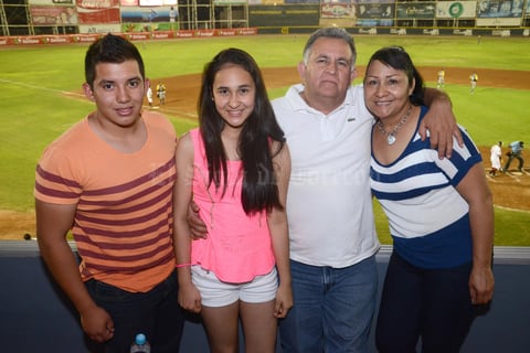 EN FAMILIA.  Abraham, Lupita, Francisco y Silvia.
