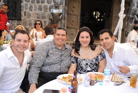 EN RECIENTE FESTEJO.  Jerson, Javier, Flor y Beto.