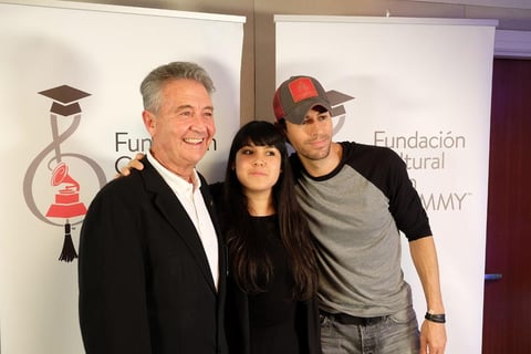 Enrique Iglesias y la Fundación Cultural del Latin Grammy, otorgaron una beca a una estudiante mexicana.