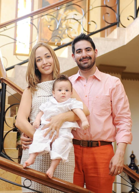 Patricia Hermosillo y Francisco Mata con Nicolás.