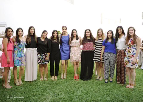 Amigas acompañan a Alejandra.