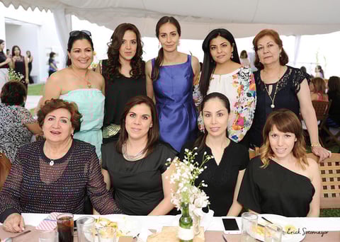 Con algunas de sus invitadas.