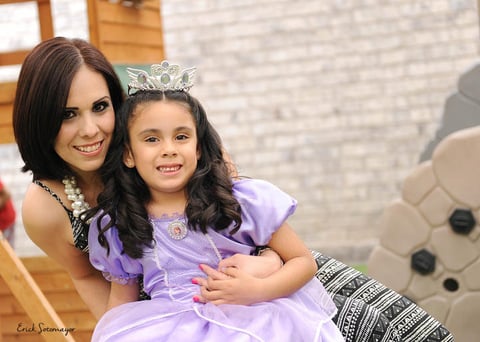 Con su mamá, Alejandra González Silva.