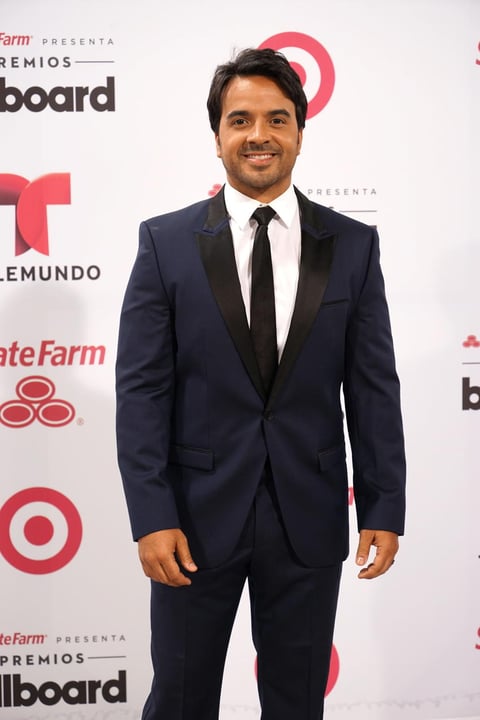 Luis Fonsi llegó muy elegante al evento.