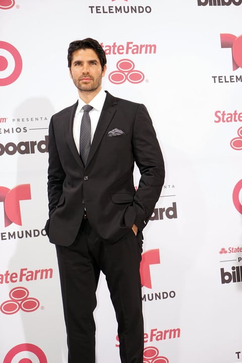 Eduardo Verástegui lució un elegante traje en color negro.
