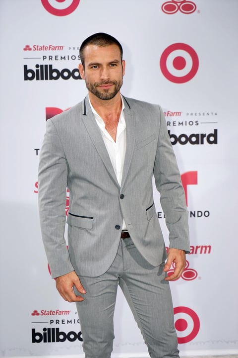 El actor y modelo mexicano Rafael Amaya, también desfiló por al alfombra roja.