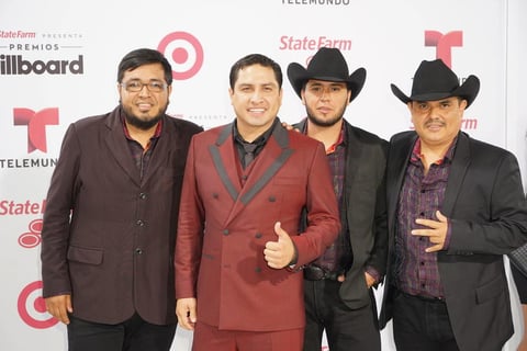 Julión Álvarez y su Norteña Banda llegaron muy elegantes al evento.