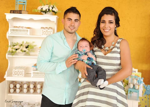 César Ibáñez y Vanessa Ramírez con Santiago.