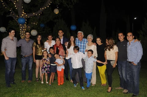 El festejado con sus nietos.