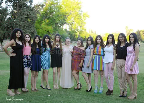 02052015 Muy contenta lució la futura contrayente en compañía de sus amigas, quienes llegaron a felicitarla por su próximo enlace matrimonial.
