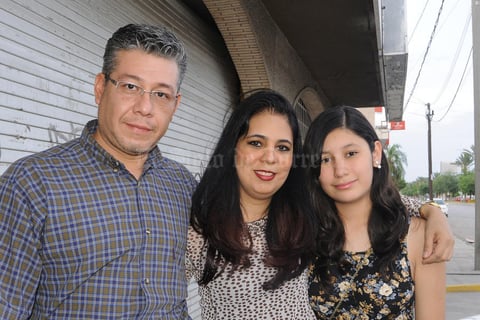 02052015 Ricardo López, Rosaura Mendoza y Ana Sofia López.