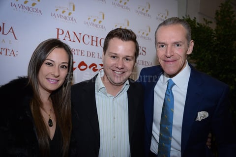 02052015 EN PRESENTACIóN DE LIBRO.  Any y Toño Gilio con Heriberto Murrieta.