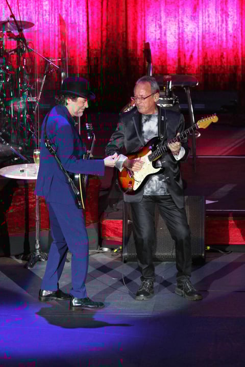 Llegó el turno de Ese no soy yo, canción que, después de muchos año, logró traducir de una manera completamente libre y con un ritmo muy propio para dedicarla a Robert Zimmerman, mejor conocido como “Bob Dylan”.