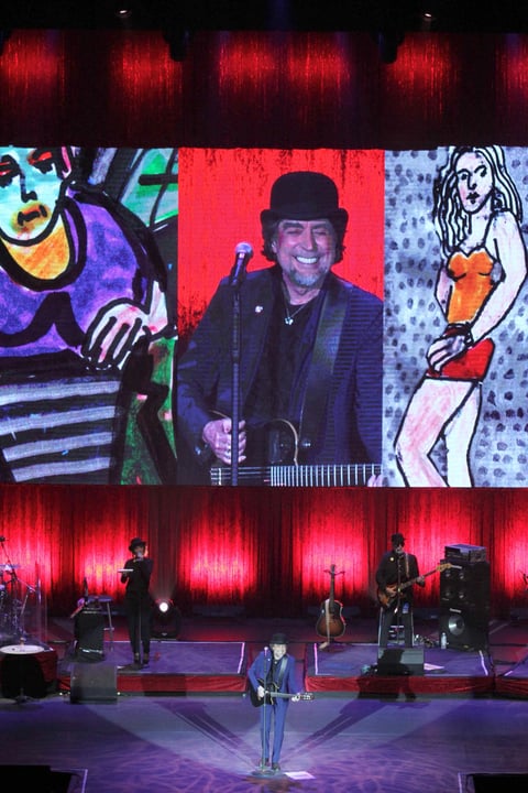 “En esta ciudad, hace 30 años empezamos nuestra aventura latinoamericana que tantísimo nos ha calentado el corazón” dijo el músico para saludar al público mexicano, tras cantar las piezas 19 días y 500 noches y Barbie Superstar.