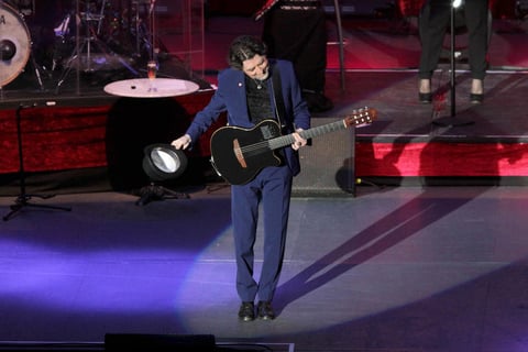 Joaquín Sabina arrancó su gira 500 Noches para una Crisis, ante miles de asistentes que abarrotaron el Auditorio Nacional.