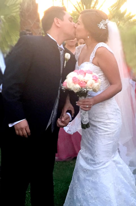 Unieron sus vidas en sagrado matrimonio Diana Hernández Buendí­a y Jesús Manuel Álvarez Vargas. La emotiva ceremonia religiosa se llevó a cabo en la Iglesia de La Medalla Milagrosa el dÍ­a 25 de abril de 2015, a las 6:00 p.m., ante las palabras del Pbro. Zataráin. Son hijos de los señores: Genaro Hernández González y Marí­a Amparo Buendí­a Morales; Iram Álvarez Martí­nez y Ana Rosa Vargas Ortega.