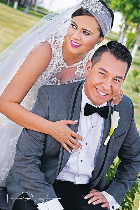 Contrajeron nupcias con una bella ceremonia religiosa Karla Ríos Medina y José Luis
Sosa Robles el 18 de abril de 2015, a las 6:00 p.m., en la Iglesia de La Medalla Milagrosa, oficiando la emotiva misa el Sacerdote Carlos Sada. Sus padres son los señores: Juvencio Ríos Ríos (f) y Josefina Medina de Ríos; José Manuel Sosa del Mercado y Juana Cristina Robles de Sosa.- Laura Grageda Fotografía