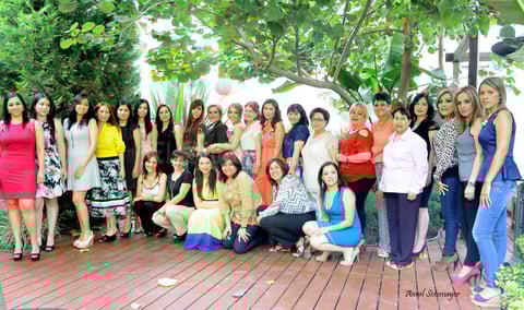 03052015 La festejada pasó un día muy divertido junto a sus familiares y amigas, quienes le dieron prácticos consejos para su próximo matrimonio.