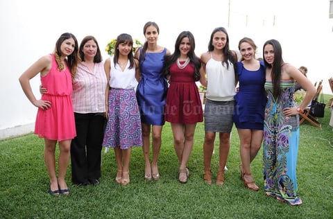 03052015 DICE ADIÓS A LA SOLTERÍA.  Alejandra Robles Atilano acompañada de algunas de sus amigas.