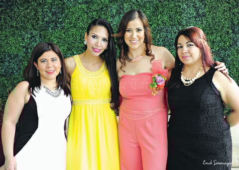 03052015 Familiares y amigas asistieron a este día tan especial para desearle lo mejor a la futura esposa.