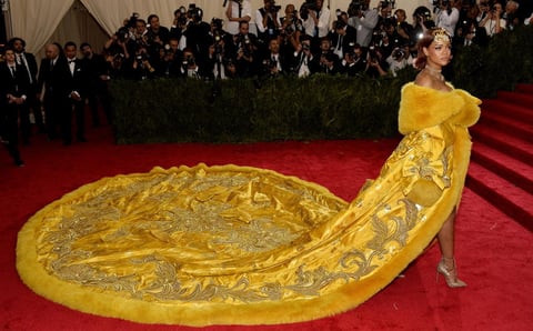 Casi la última en llegar, dándose ese toque de realeza de las grandes divas, fue Rihanna.