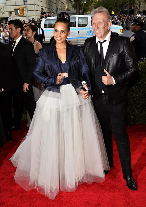 Alicia Keys arribó al lado del diseñador Jean Paul Gaultier.