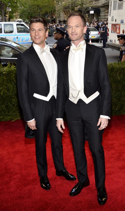 Neil Patrick Harris y su esposo David Burtka también desfilaron por la alfombra roja.