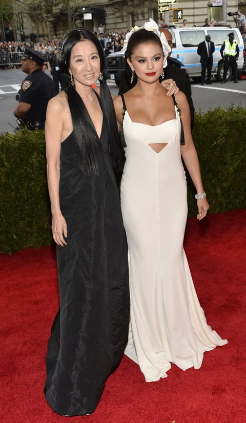Selena Gomez posó al lado de Vera Wang.