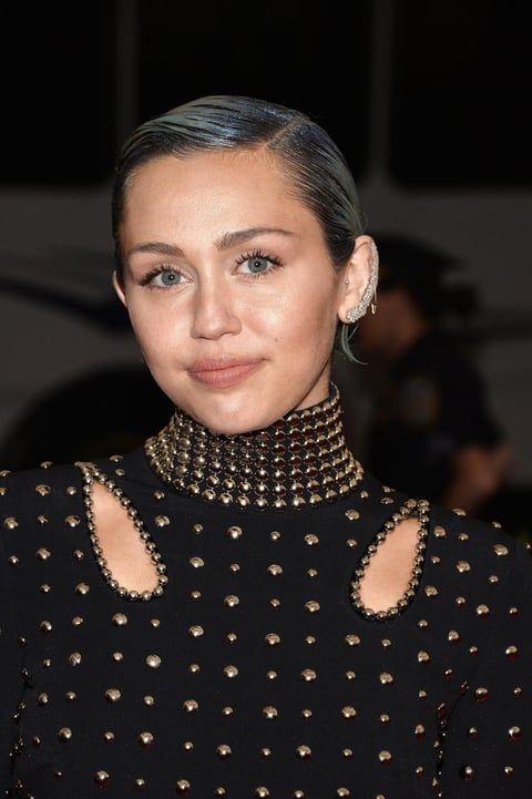 Miley Cyrus no pudo faltar a la gala, aunque en esta ocasión, muy sencilla.