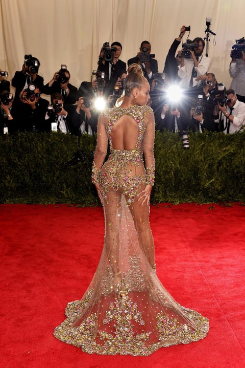 Beyoncé lució un vestido transparente de Givenchy.